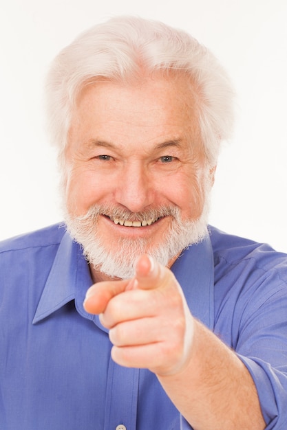 Photo gratuite heureux vieil homme à la barbe