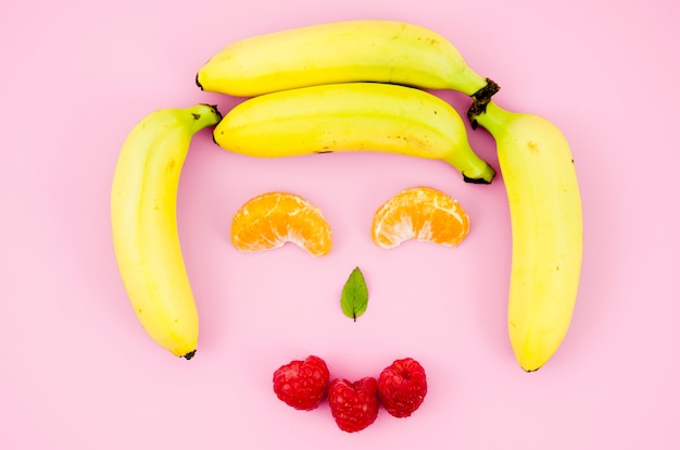 Heureux visage fruit souriant sur la surface de la lumière