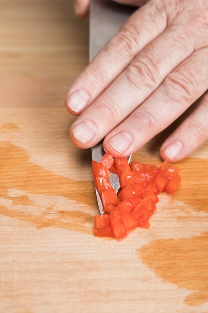 High angle chef couper les tomates