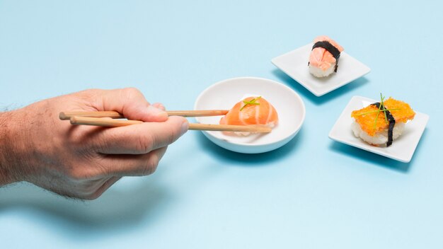 Photo gratuite high angle eating sushi frais