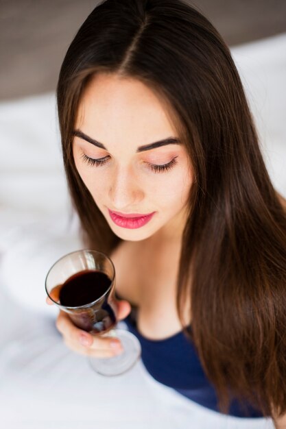 High angle femme ayant un verre de vin