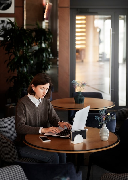 High angle femme travaillant sur un ordinateur portable