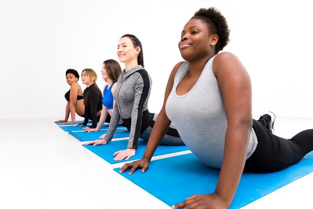 High angle femmes s'entraînant sur tapis