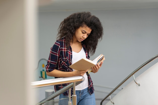 Photo gratuite high angle girl reading en marchant