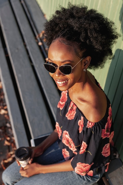 High Angle Jeune Femme Africaine Assise Sur Un Banc