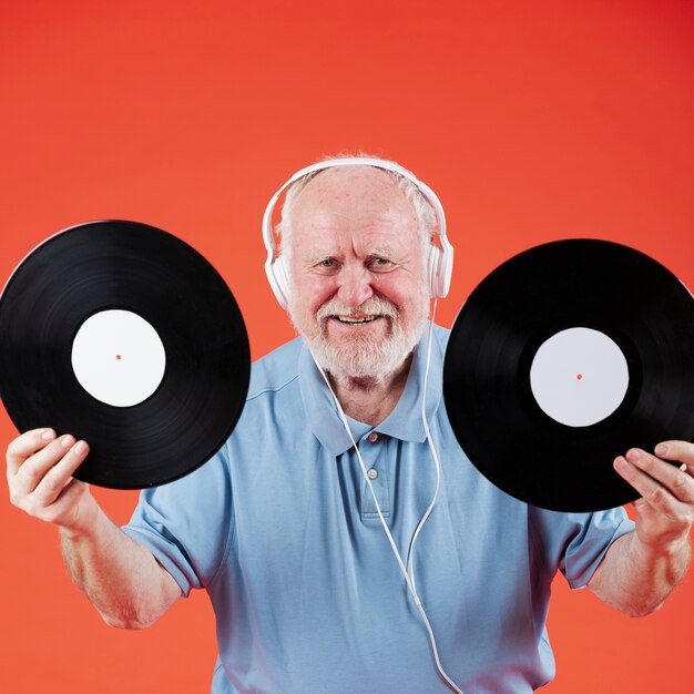 High angle senior avec disques musicaux