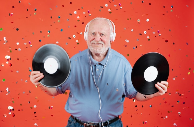 High angle senior holding records de musique