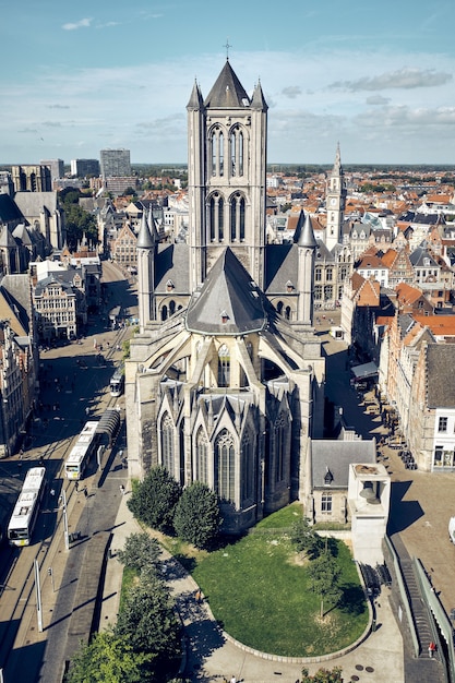 High angle shot vertical de l'église Saint-Nicolas Gand Belgique