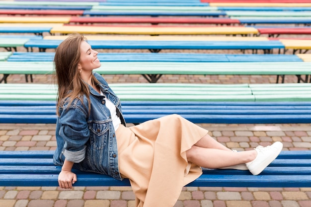 Photo gratuite high angle woman on bench