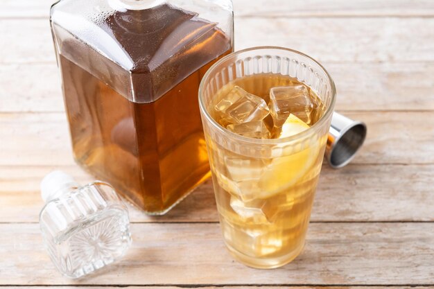 Photo gratuite highball whiskey avec soda et boisson au citron sur une table en bois