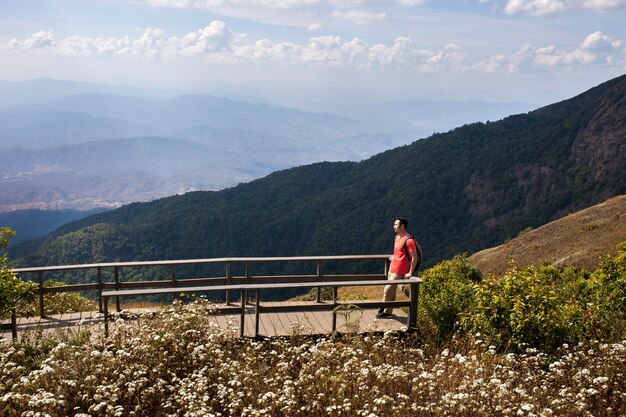 Hiker sur la plate-forme de visionnement