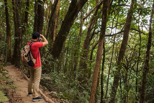 Hiker avec sac à dos en prenant une photo