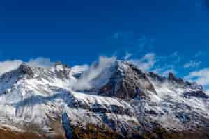 Photo gratuite himalaya couvert de neige contre le ciel bleu