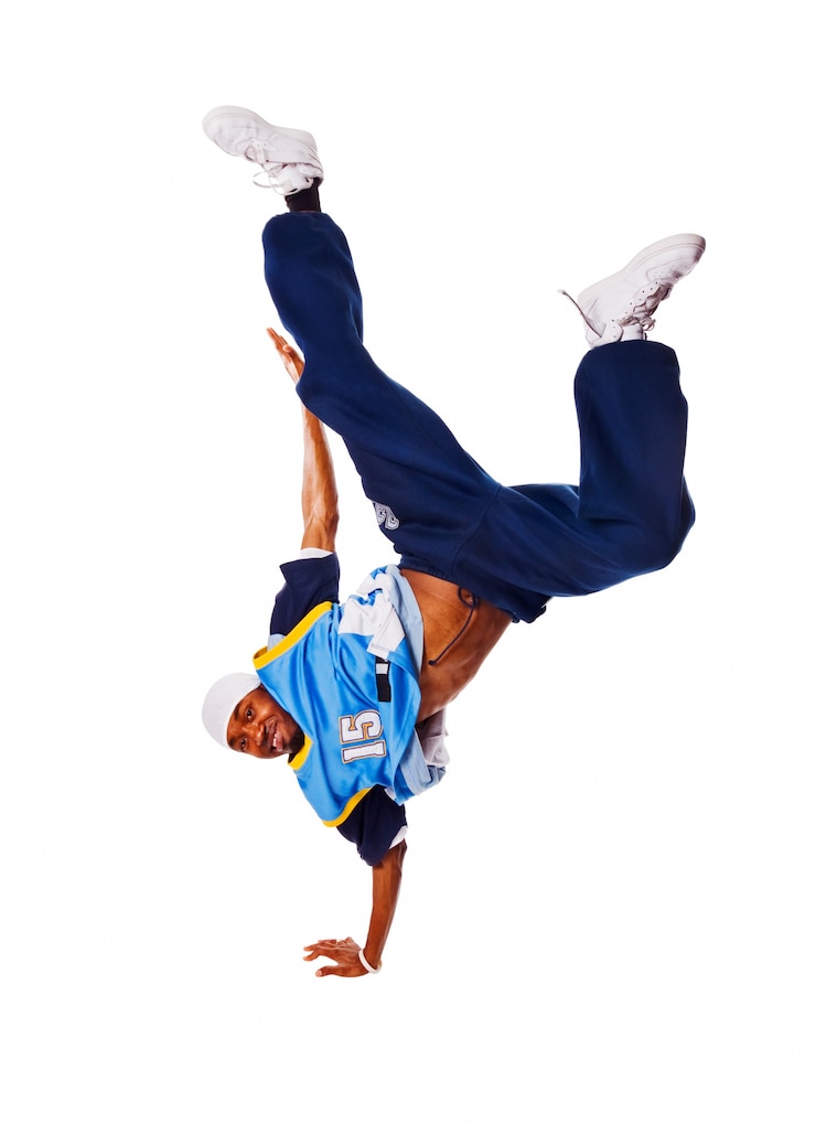 Photo gratuit hip-hop jeune homme faisant un mouvement cool sur fond blanc