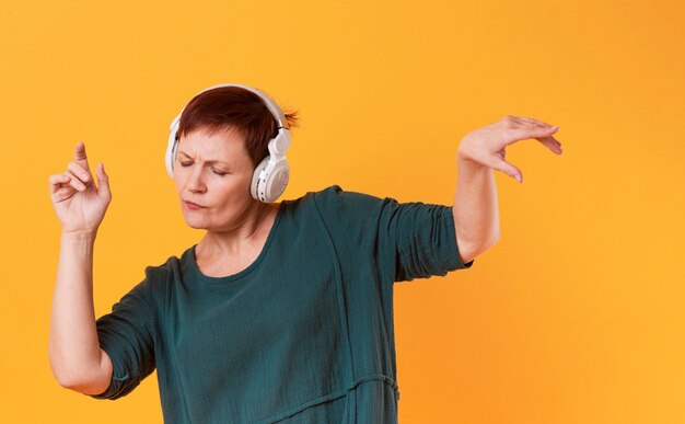 Hipster femme danse et écoute de la musique