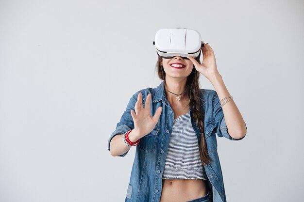 Hipster heureux expérimentant des lunettes VR