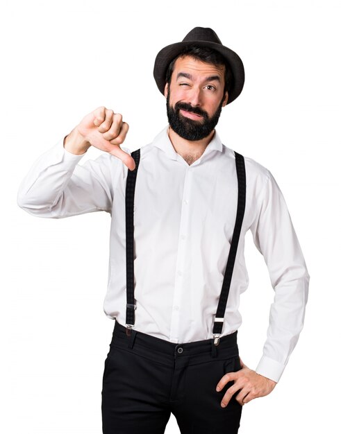 Hipster homme à la barbe faisant un mauvais signal