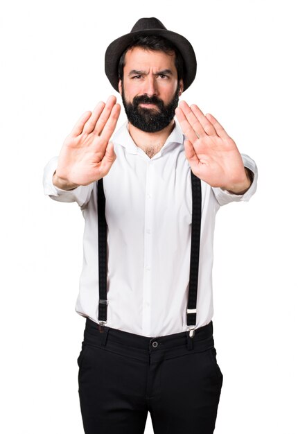 Hipster homme à la barbe faisant signe d&#39;arrêt