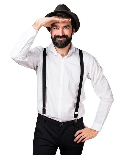 Hipster homme à la barbe montrant quelque chose