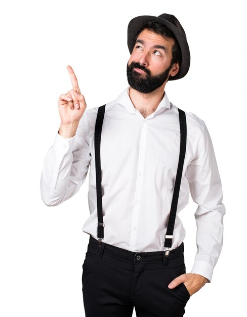 Hipster homme à la barbe pointant vers le haut