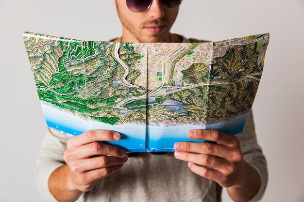 Hipster homme avec carte de la ville