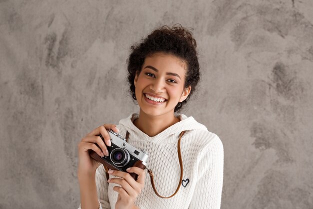 Hipster mignon femme prenant des photos sur appareil photo rétro