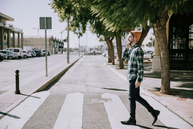 Hipster sur le passage clouté