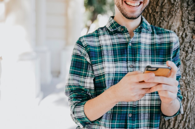 Hipster souriant avec smartphone