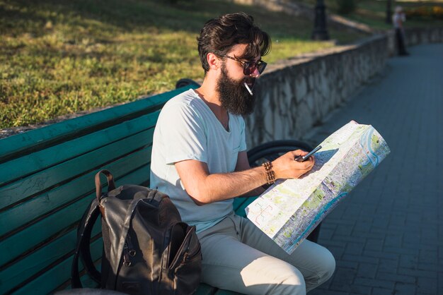 Hipster en vacances sur banc