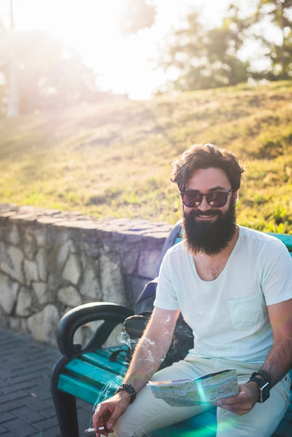 Photo gratuite hipster en vacances sur banc