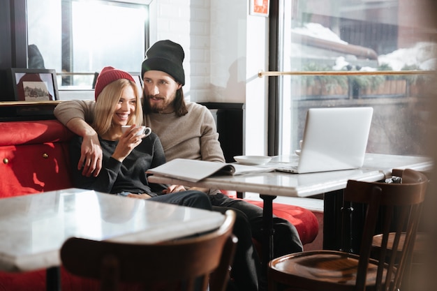 Hipsters Assis Avec Ordinateur Portable Au Café