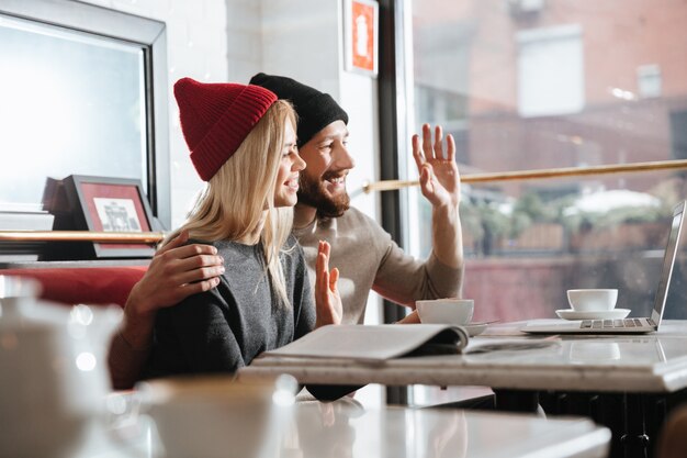 Hipsters heureux avec ordinateur portable