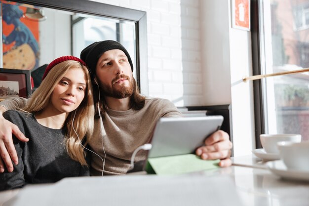 Hipsters avec ordinateur tablette