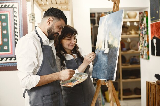 Histoire d'amour d'un couple d'adultes dans un studio d'art. Ils peignent des tableaux, rient, s'embrassent. Leurs émotions, leurs sentiments, leur amour.