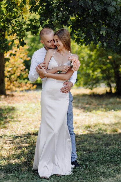 Histoire d'amour dans le parc. Heureux homme et femme