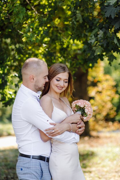 Histoire d'amour dans le parc. Heureux homme et femme