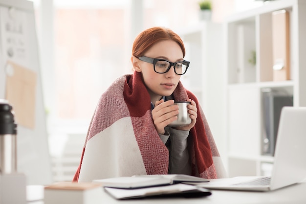 Photo gratuite hiver au bureau