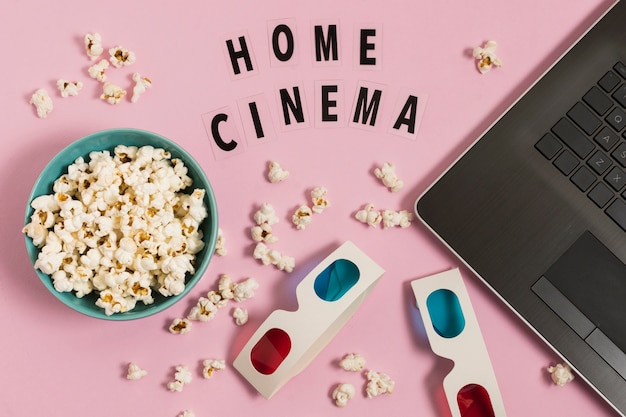 Photo gratuite home cinéma avec ordinateur portable et pop-corn