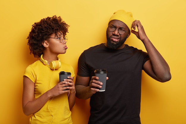 Photo gratuite un homme abattu mal rasé à la peau noire parle de son problème à un ami proche