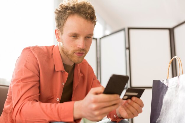 Homme, achats, ligne, téléphone