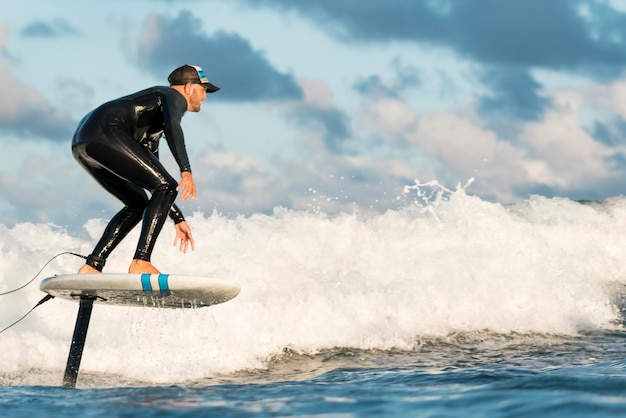 Homme actif dans un équipement spécial surf à hawaii