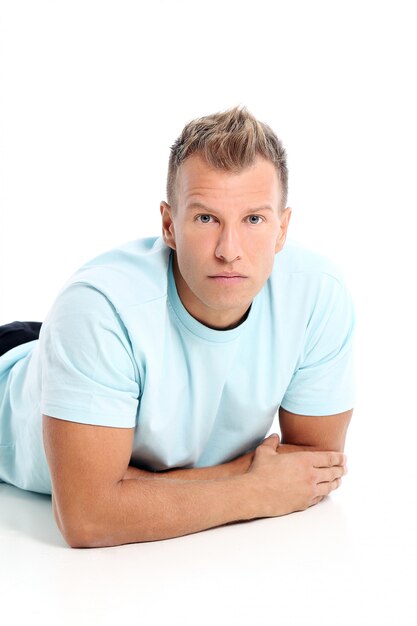 Homme adulte avec une chemise qui pose en studio