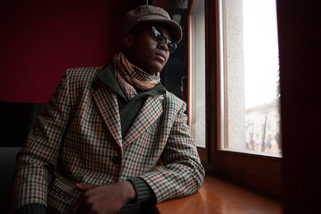 Photo gratuite homme adulte moderne avec lunettes de soleil et chapeau