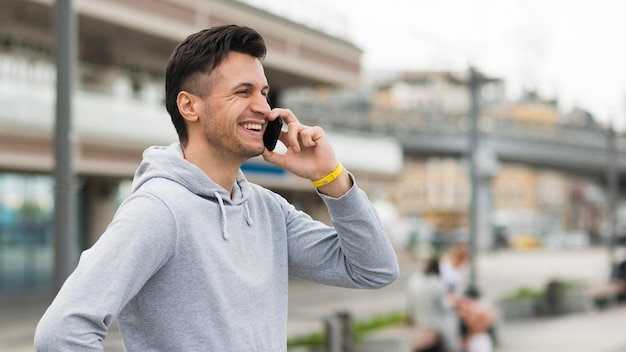 Homme adulte positif, parler au téléphone