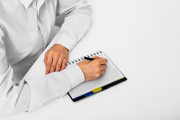 Homme adulte prenant des notes au bureau