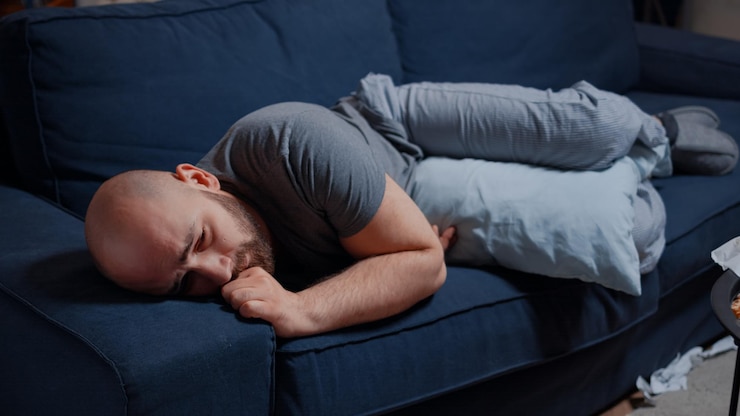 Photo gratuit homme adulte seul bouleversé et déçu traversant une rupture sentiment de frustration douleur déception dépression et expérience tragique souffrant d'anxiété, de maladie chronique, de problème mental