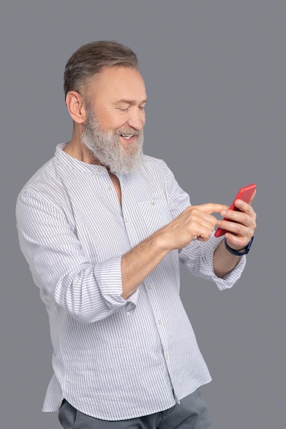 Homme d'affaire. Homme mûr avec un smartphine dans des mains