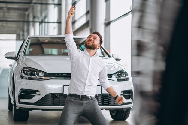 Homme d&#39;affaires achète une voiture dans une salle d&#39;exposition