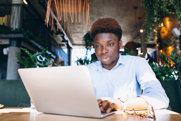 Photo gratuite homme d'affaires africain-américain travaillant avec un ordinateur portable