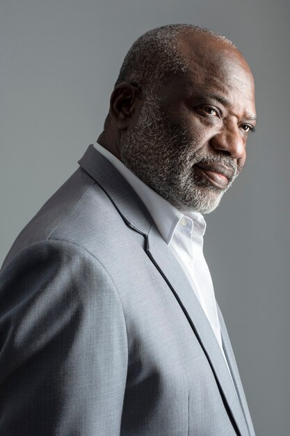 Homme d'affaires afro-américain en costume gris studio portrait